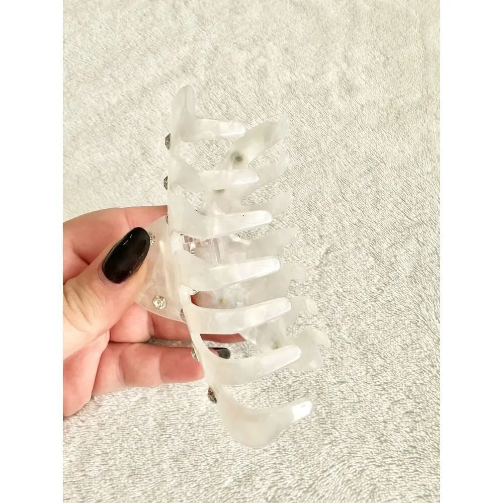White pearlecent hair claw with encrusted rhinestone ￼